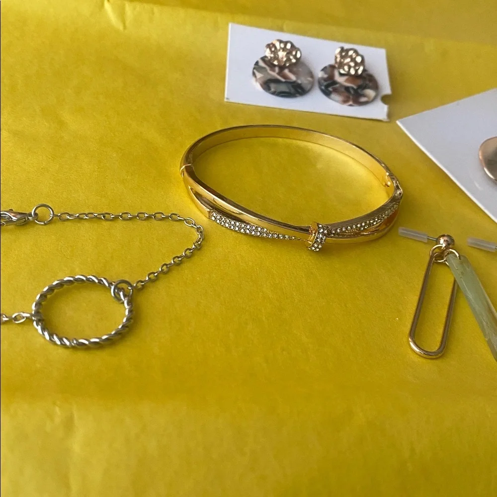 6 Jewelry Pieces Bundle from H&M Gold Classic - Picture 8 of 10